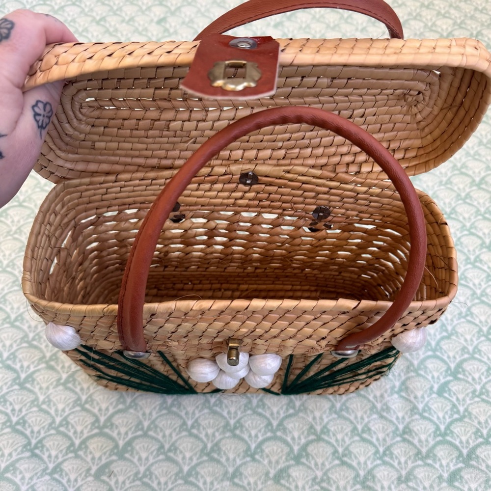 Glamlindo Artesania Handmade Woven Palm Leaf Bag with Snap Closure. - Picture 13 of 16